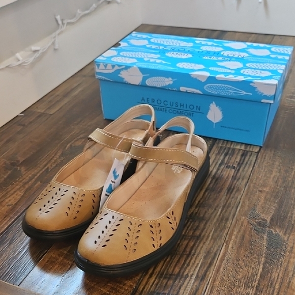 Aerocushion Womens Mary Jane Tan Lightweight Women's Flats (8.5 Wide) - Picture 4 of 12